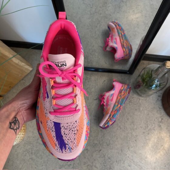Skechers Max Cushion: Komfortable, multifarvede hverdagssko med støtte.