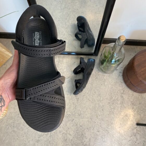 Sort Slip-Ins sandal fra Skechers med god svangstøtte