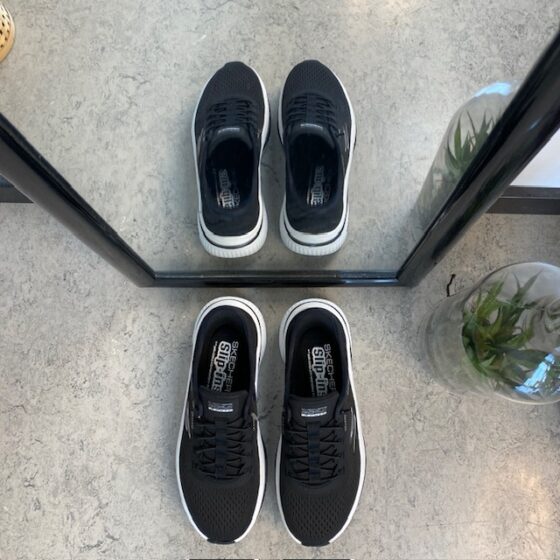 Sort slip-ins sko fra Skechers med elastiksnøre