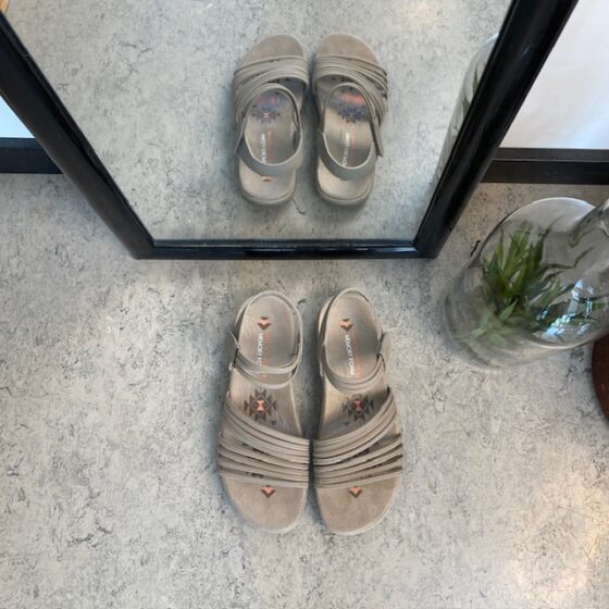 Beige Skechers sandal med elastiskremme