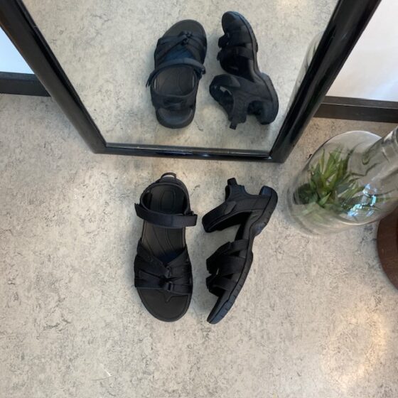 Teva Tirra, smart sort sandal fra Teva med god svangstøtte