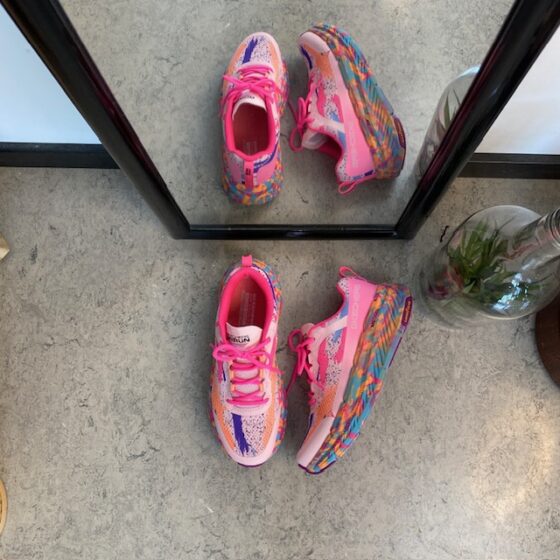 Skechers Max Cushion: Komfortable, multifarvede hverdagssko med støtte.