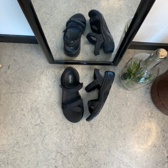Sort Slip-Ins sandal fra Skechers med god svangstøtte