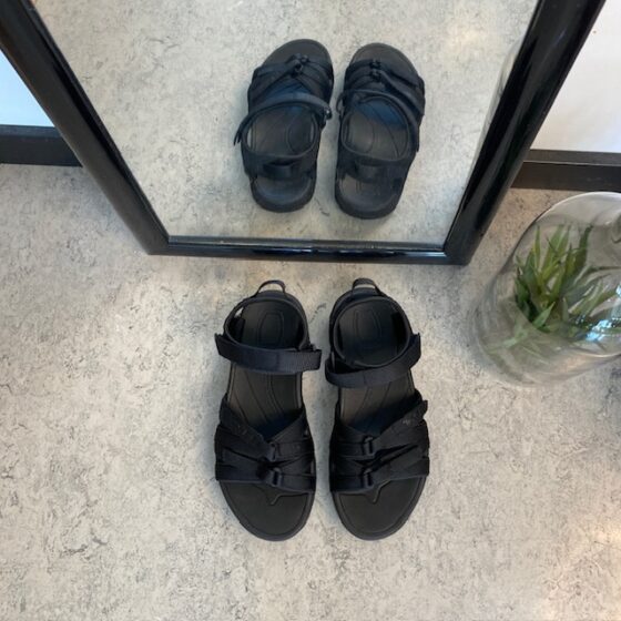 Teva Tirra, smart sort sandal fra Teva med god svangstøtte