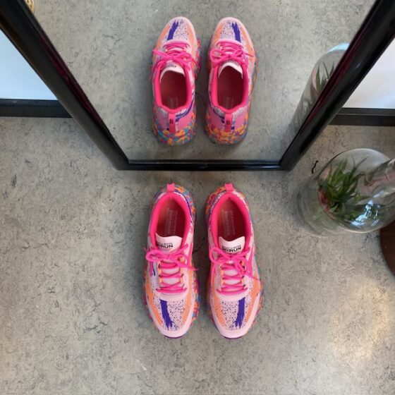 Skechers Max Cushion: Komfortable, multifarvede hverdagssko med støtte.