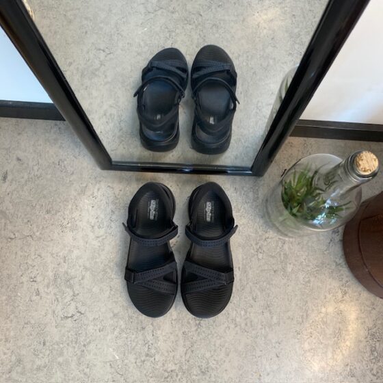 Sort Slip-Ins sandal fra Skechers med god svangstøtte