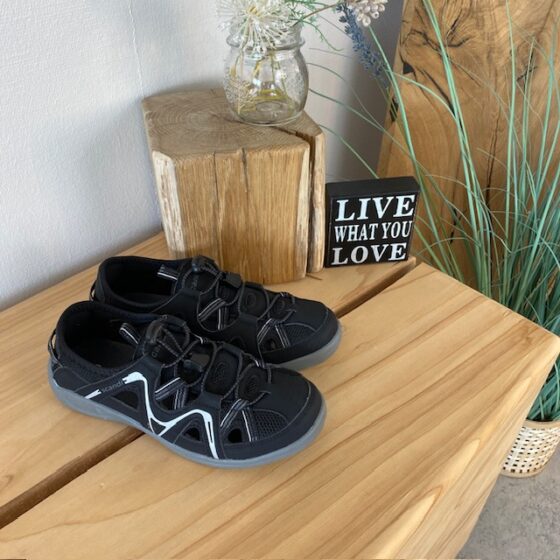 Lukket trekkingsandal i sort – Komfort og funktion i et diskret look