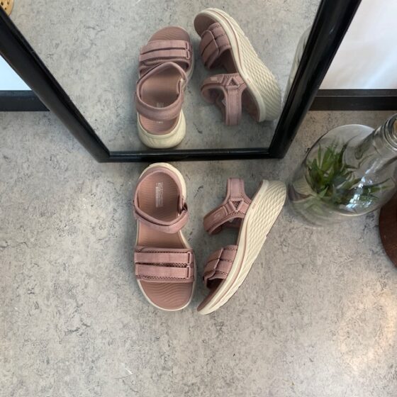 Rosa Skechers Max Cushioning Elite 2.0 Sandal med god svangstøtte