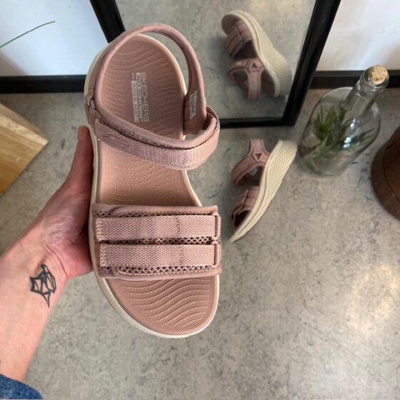 Rosa Skechers Max Cushioning Elite 2.0 Sandal med god svangstøtte