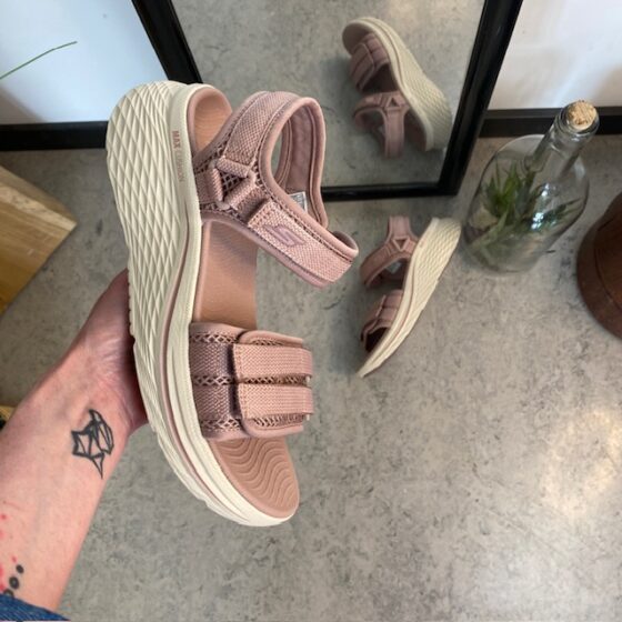 Rosa Skechers Max Cushioning Elite 2.0 Sandal med god svangstøtte