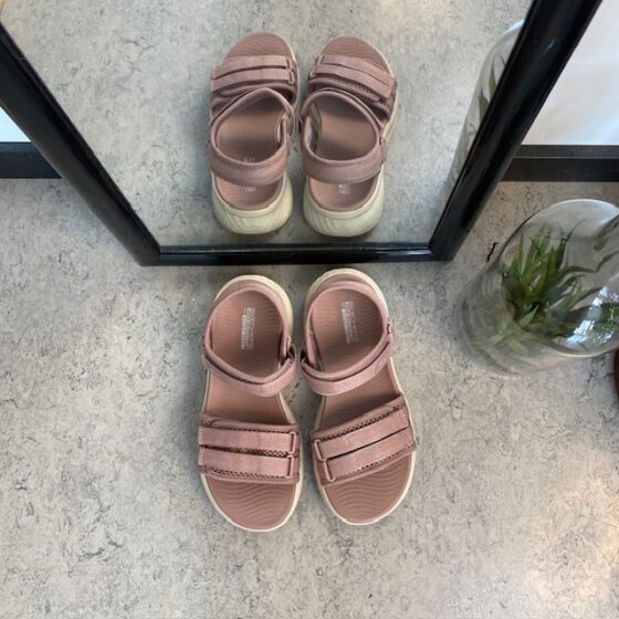 Rosa Skechers Max Cushioning Elite 2.0 Sandal med god svangstøtte