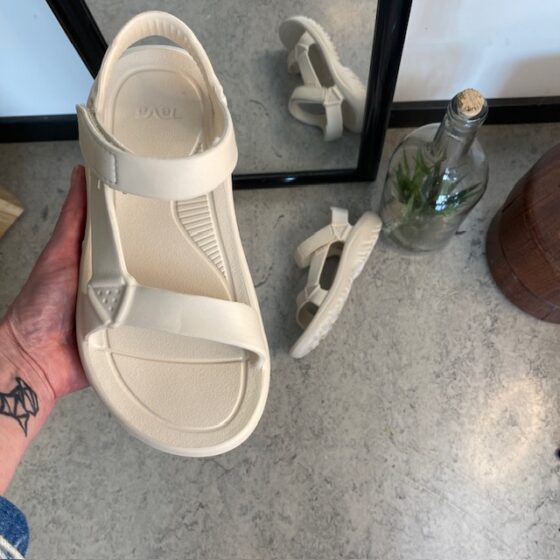 Beige Teva letvægtssandal med svangstøtte