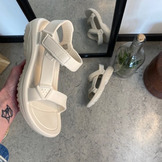 Beige Teva letvægtssandal med svangstøtte