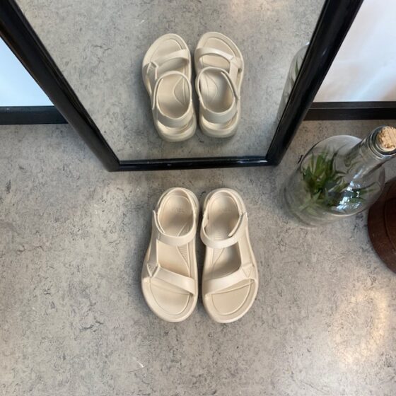 Beige Teva letvægtssandal med svangstøtte