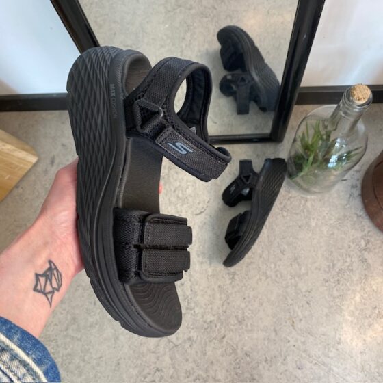 Sort Skechers Max Cushioning Elite 2.0 Sandal med god svangstøtte