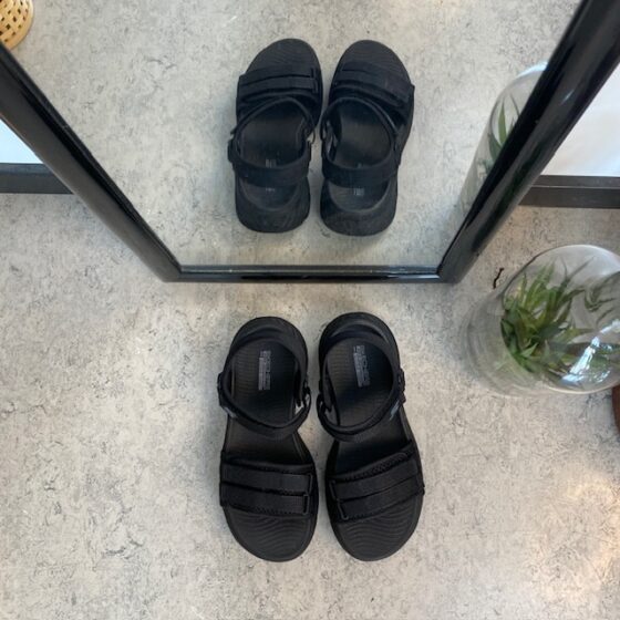 Sort Skechers Max Cushioning Elite 2.0 Sandal med god svangstøtte