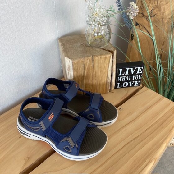 Marineblå Skechers herresandal med svangstøtte