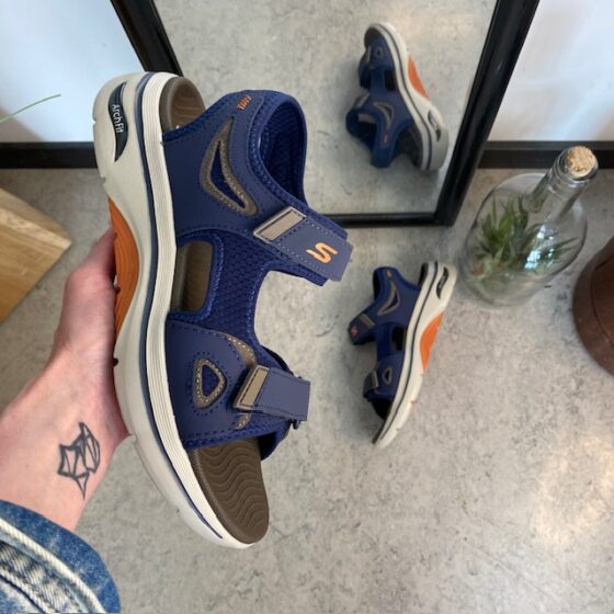 Marineblå Skechers herresandal med svangstøtte
