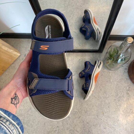 Marineblå Skechers herresandal med svangstøtte