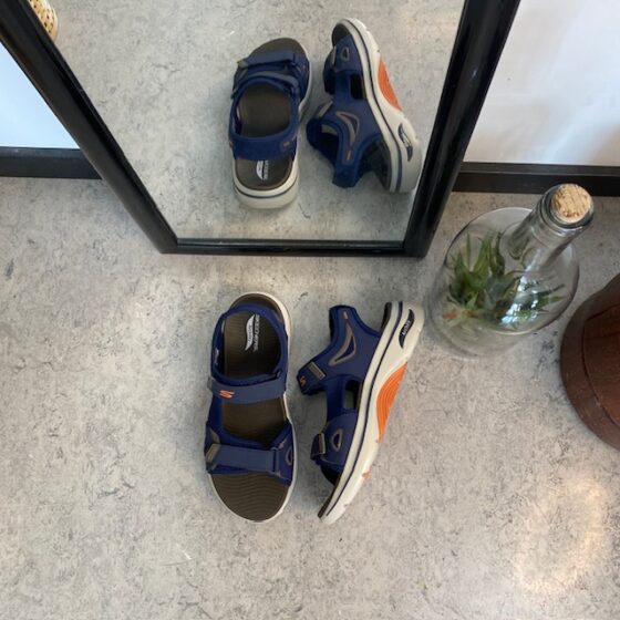 Marineblå Skechers herresandal med svangstøtte