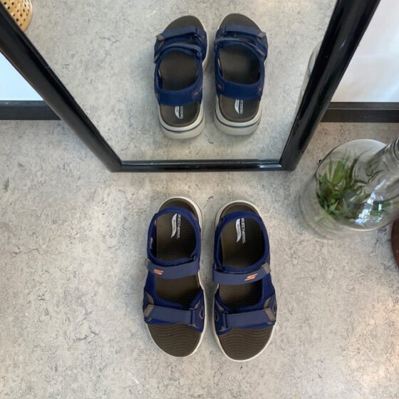Marineblå Skechers herresandal med svangstøtte