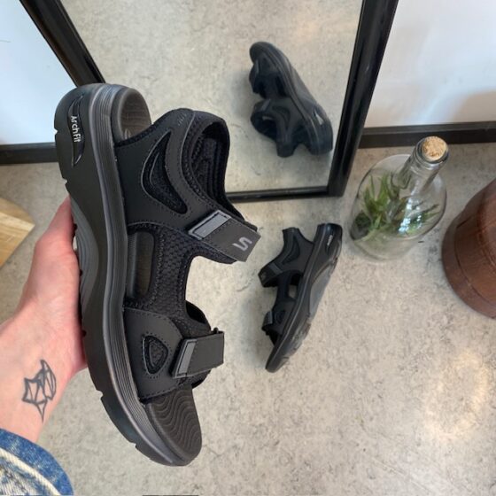 Sort Skechers herresandal med svangstøtte