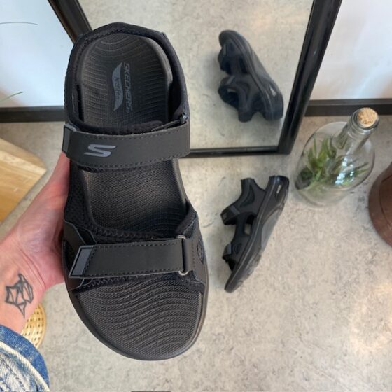 Sort Skechers herresandal med svangstøtte