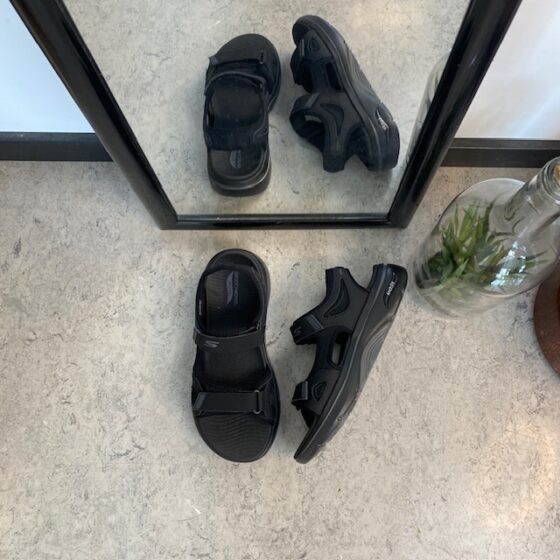 Sort Skechers herresandal med svangstøtte