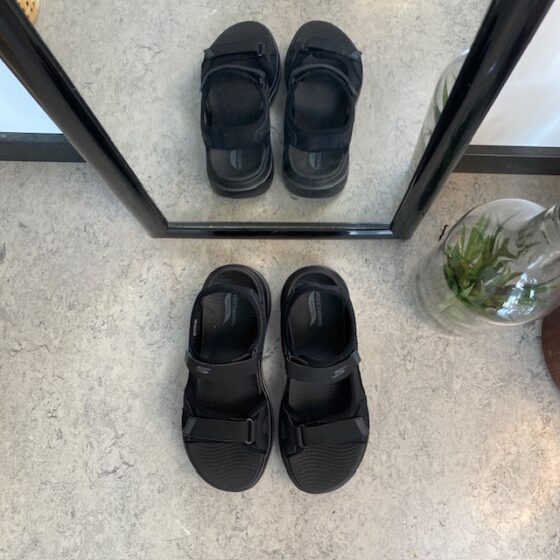 Sort Skechers herresandal med svangstøtte
