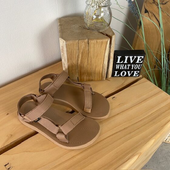 Teva sandal i enkelt design med svangstøtte