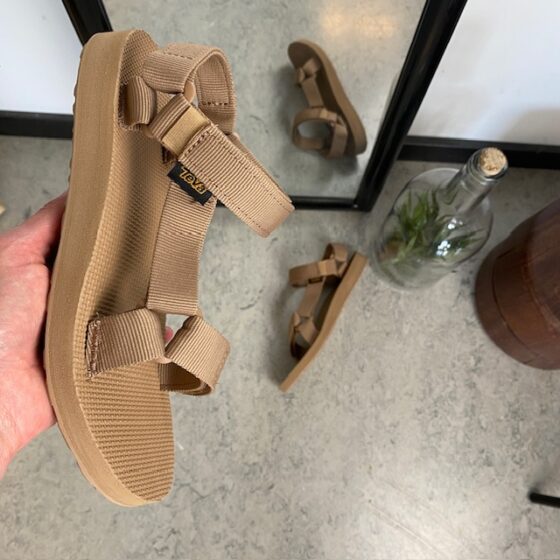 Teva sandal i enkelt design med svangstøtte