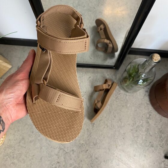 Teva sandal i enkelt design med svangstøtte
