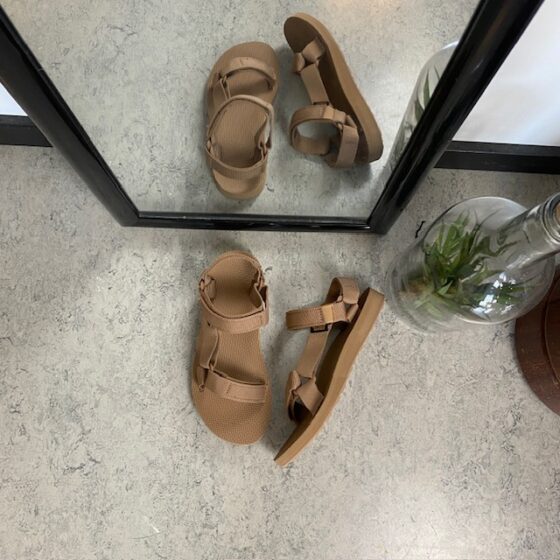 Teva sandal i enkelt design med svangstøtte