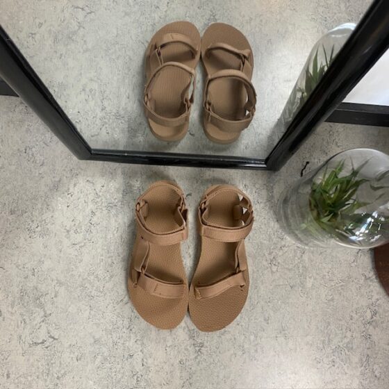 Teva sandal i enkelt design med svangstøtte