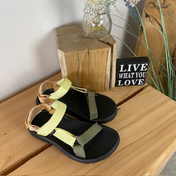 Teva vandresandal med tre justerbare remme i flere farver.