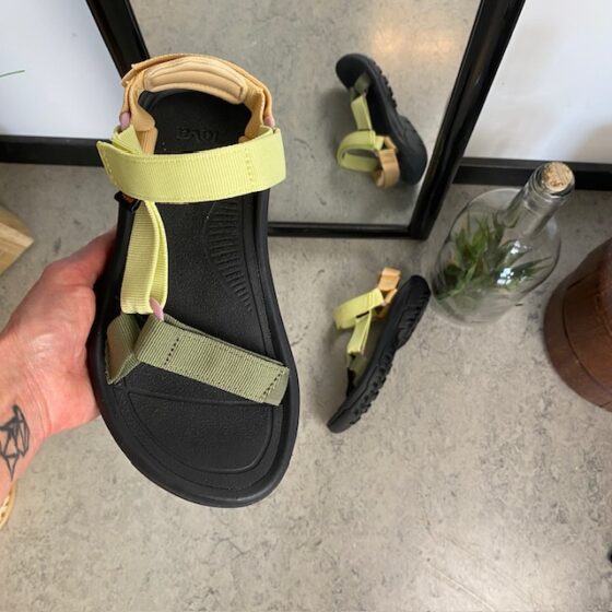Teva vandresandal med tre justerbare remme i flere farver.