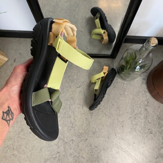 Teva vandresandal med tre justerbare remme i flere farver.