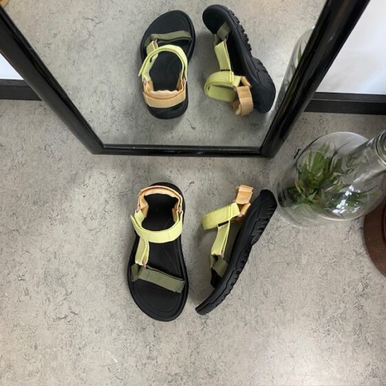Teva vandresandal med tre justerbare remme i flere farver.