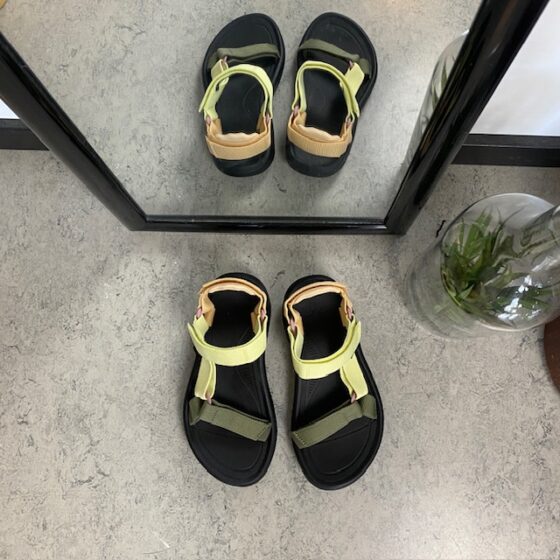 Teva vandresandal med tre justerbare remme i flere farver.