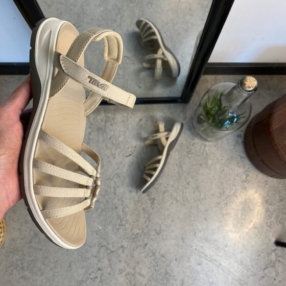 Beige Teva Tirra Traveler damesandal med svangstøtte