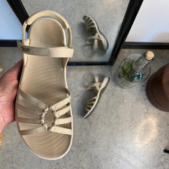 Beige Teva Tirra Traveler damesandal med svangstøtte