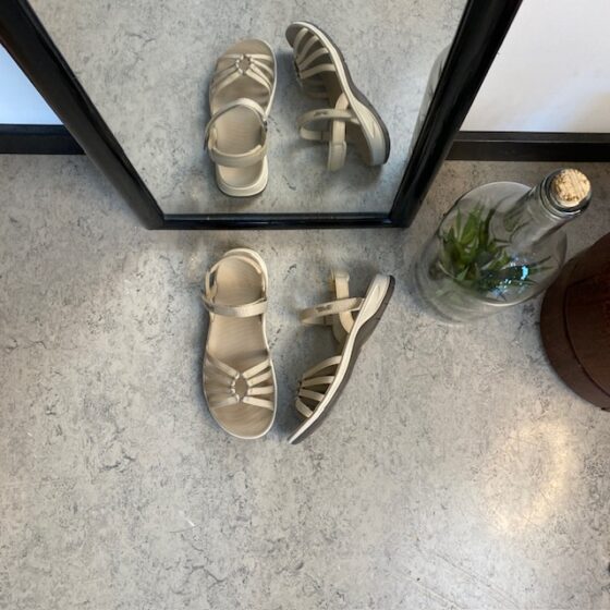 Beige Teva Tirra Traveler damesandal med svangstøtte