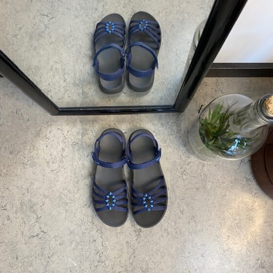 Blå Teva Tirra Traveler damesandal med svangstøtte