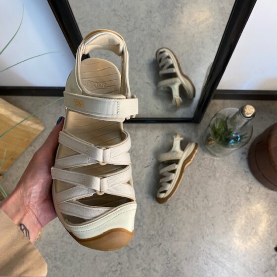 Lys lukket Teva Tirra sandal med svangstøtte