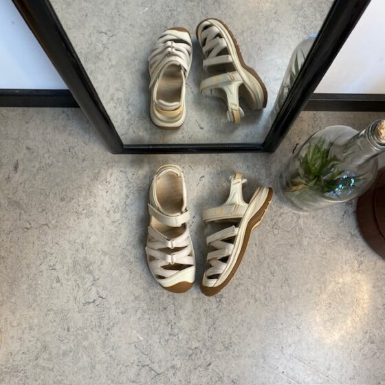 Lys lukket Teva Tirra sandal med svangstøtte