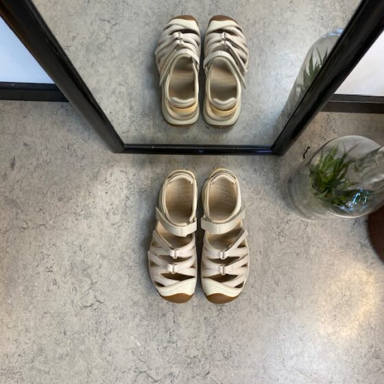 Lys lukket Teva Tirra sandal med svangstøtte