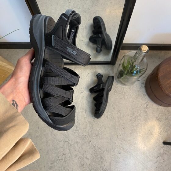 Sort lukket Teva Tirra sandal med svangstøtte