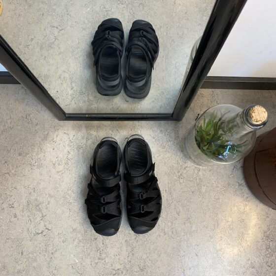 Sort lukket Teva Tirra sandal med svangstøtte