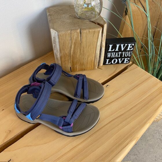Navy Tirra sandal fra Teva med svangstøtte og komfort