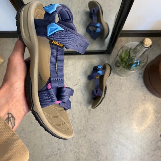 Navy Tirra sandal fra Teva med svangstøtte og komfort